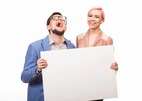 Unga lyckliga paret visar presentationen pekar plakat — Stockfoto