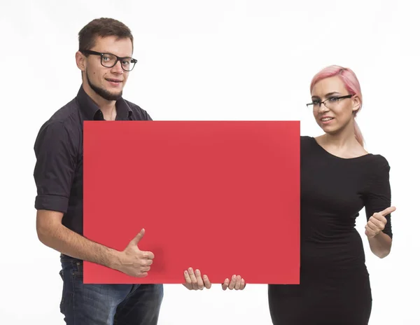 Giovane coppia fiduciosa mostrando presentazione cartello puntando — Foto Stock