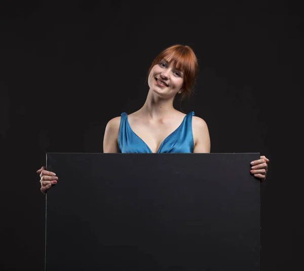 Joven mujer alegre mostrando la presentación, señalando en el cartel — Foto de Stock