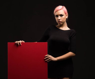 Sunu gösterilen, afiş üzerinde işaret eden genç seksi kadın