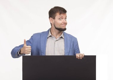 Sunu gösterilen, afiş üzerinde işaret mutlu delikanlı