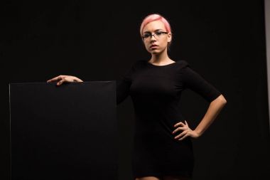 Sunu gösterilen, afiş üzerinde işaret eden genç seksi kadın