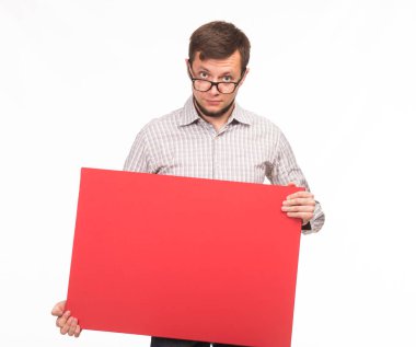 Genç sunu gösterilen, afiş üzerinde işaret eden adam şaşırttı