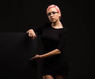 Sunu gösterilen, afiş üzerinde işaret eden genç seksi kadın