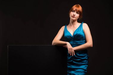 Sunu gösterilen, afiş üzerinde işaret eden genç kendine güvenen kadın