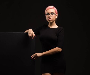 Sunu gösterilen, afiş üzerinde işaret eden genç seksi kadın