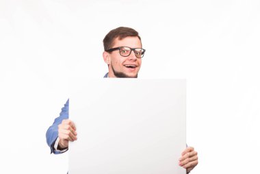 Sunu gösterilen, afiş üzerinde işaret mutlu delikanlı