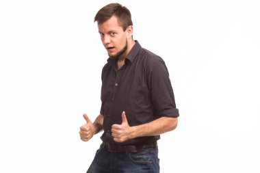 Sunu gösterilen, afiş üzerinde işaret eden genç seksi adam