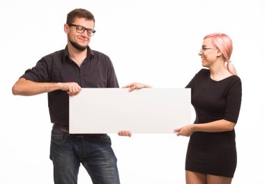 Genç çift gösteren tanıtım afişini işaret sevindim