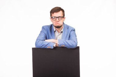 Sunu gösterilen, afiş üzerinde işaret eden adam genç çapraz