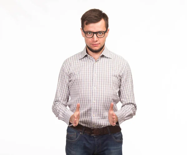 Joven hombre confiado mostrando la presentación, señalando en el cartel — Foto de Stock