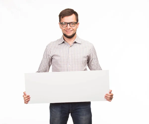 Молодий щасливий чоловік показує презентацію, вказуючи на плакат — стокове фото