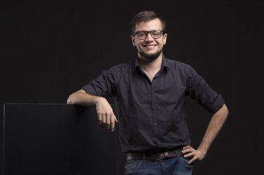 Sunu gösterilen, afiş üzerinde işaret eden adam genç sevindim