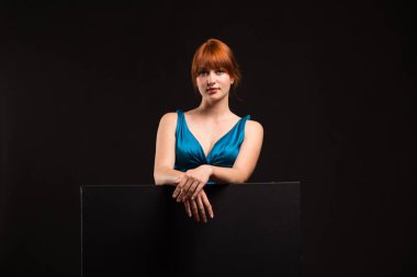 Sunu gösterilen, afiş üzerinde işaret eden genç kendine güvenen kadın