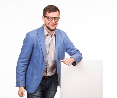 Sunu gösterilen, afiş üzerinde işaret mutlu delikanlı