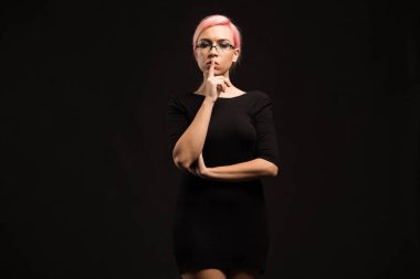 Eller tarafından gösterilen genç seksi kadın