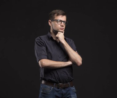 Dalgın delikanlı eller tarafından gösterilen