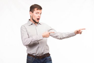 Genç sunu gösterilen, afiş üzerinde işaret eden adam şaşırttı