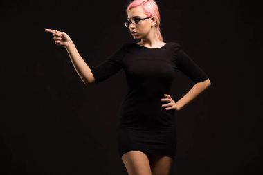 Eller tarafından gösterilen genç seksi kadın