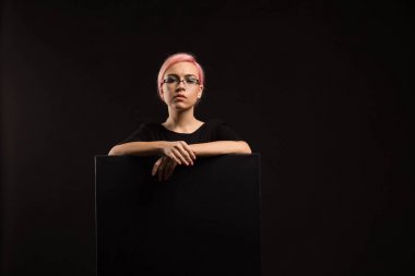 Sunu gösterilen, afiş üzerinde işaret eden genç seksi kadın