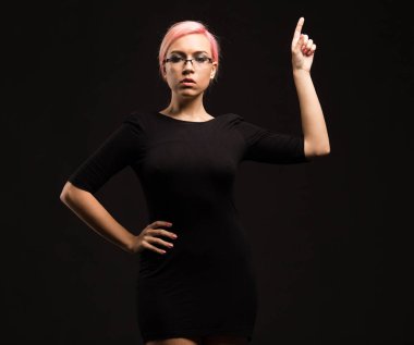 Eller tarafından gösterilen genç seksi kadın