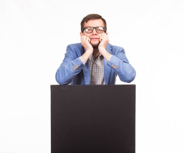 Sunu gösterilen afişini üzerinde işaret düşünceli bir adam