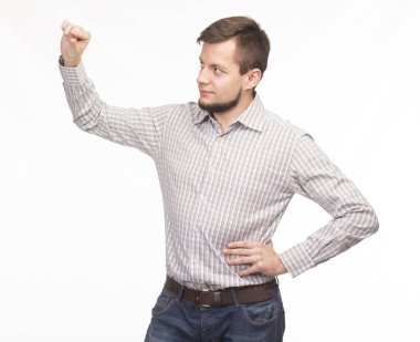 Kendine güvenen delikanlı eller tarafından gösterilen