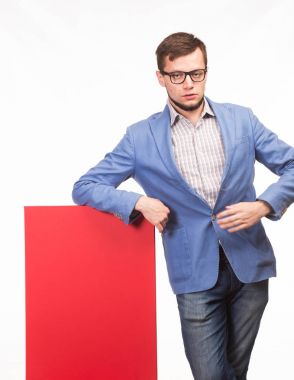 Sunu gösterilen, afiş üzerinde işaret ciddi delikanlı