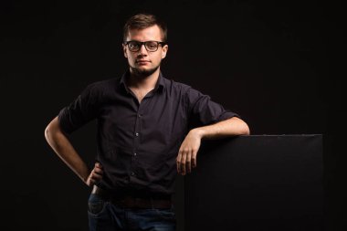 Sunu gösterilen, afiş üzerinde işaret ciddi delikanlı