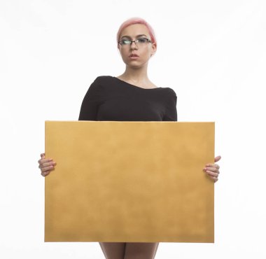 Sunu gösterilen, afiş üzerinde işaret eden genç dalgın kadın