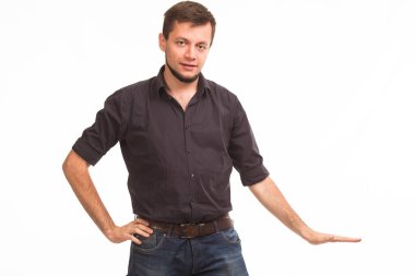 Kendine güvenen delikanlı eller tarafından gösterilen