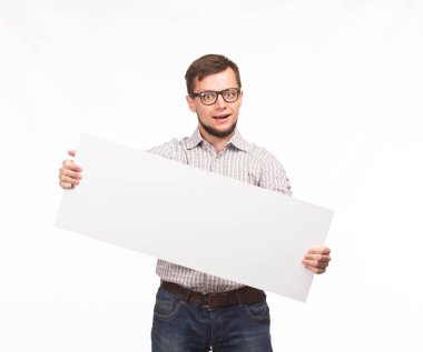 Genç sunu gösterilen, afiş üzerinde işaret eden adam şaşırttı