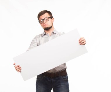 Genç sunu gösterilen, afiş üzerinde işaret eden adam şaşırttı