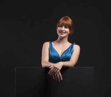 Sunu gösterilen, afiş üzerinde işaret eden kadın genç sevindim