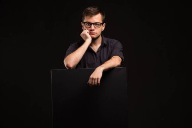 Sunu gösterilen, afiş üzerinde işaret dalgın delikanlı