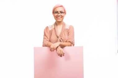 Sunu gösterilen, afiş üzerinde işaret mutlu kadın