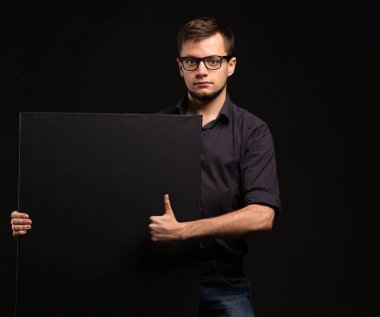 Sunu gösterilen, afiş üzerinde işaret ciddi delikanlı