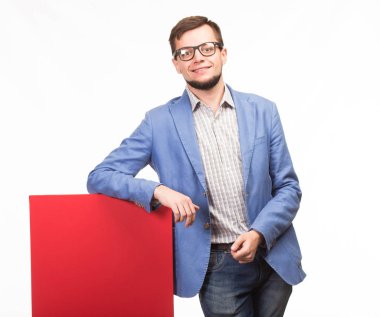 Sunu gösterilen afişini üzerinde işaret neşeli bir adam