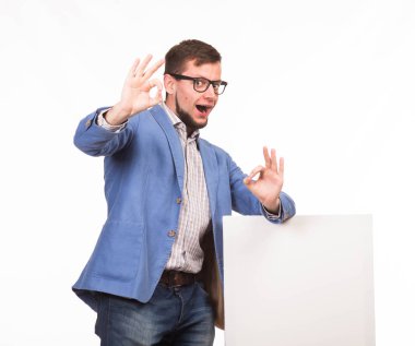 Sunu gösterilen, afiş üzerinde işaret mutlu delikanlı