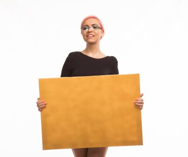 Sunu gösterilen, afiş üzerinde işaret mutlu kadın