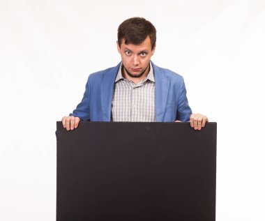 Sunu gösterilen, afiş üzerinde işaret ciddi delikanlı