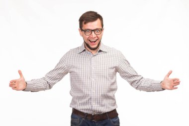 Sunu gösterilen, afiş üzerinde işaret mutlu delikanlı