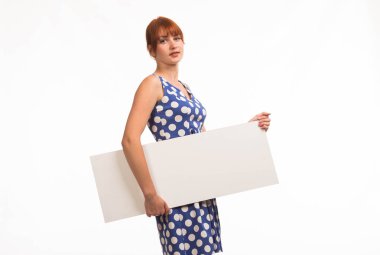 Sunu gösterilen, afiş üzerinde işaret eden esrarengiz kadın