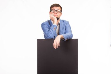 Genç sunu gösterilen, afiş üzerinde işaret eden adam şaşırttı