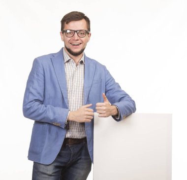 Sunu gösterilen, afiş üzerinde işaret mutlu delikanlı