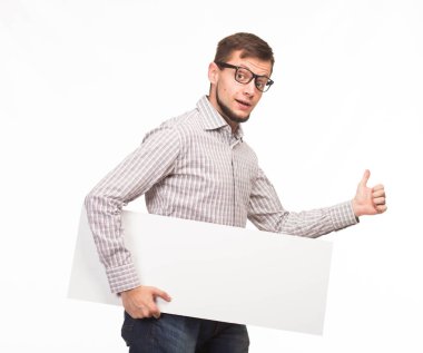 Sunu gösterilen, afiş üzerinde işaret eden adam genç teşvik