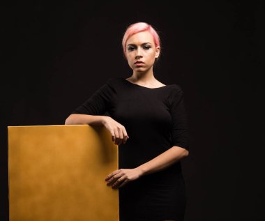 Sunu gösterilen, afiş üzerinde işaret eden genç seksi kadın