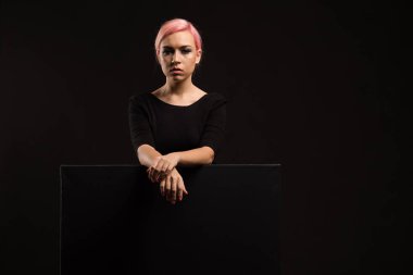 Sunu gösterilen, afiş üzerinde işaret eden genç seksi kadın