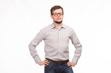 Sunu gösterilen, afiş üzerinde işaret eden genç seksi adam