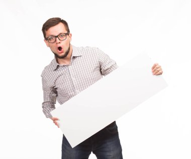 Genç sunu gösterilen, afiş üzerinde işaret eden adam şaşırttı